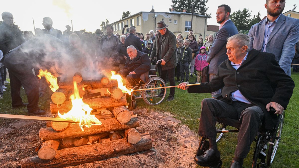 Prezident Zeman v Lánech zapálil vatru k výročí Masarykova úmrtí